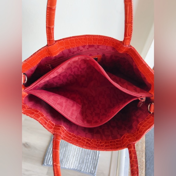 11. FURLA GENUINE LEATHER TOTE HANGBAG - Picture 7 of 10